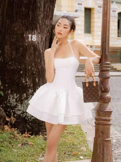 The Swan Closet trắng yếm M