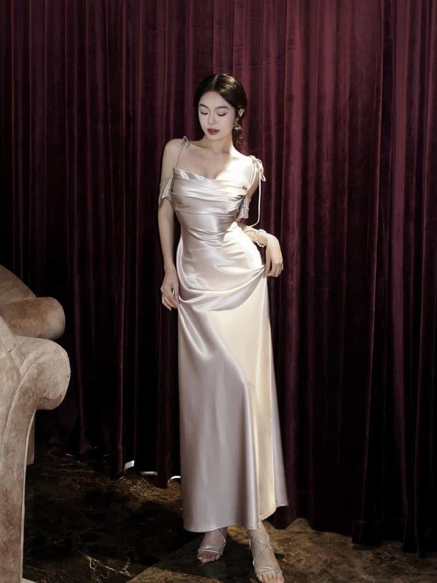 Moment House lụa bạc dây trễ vai L